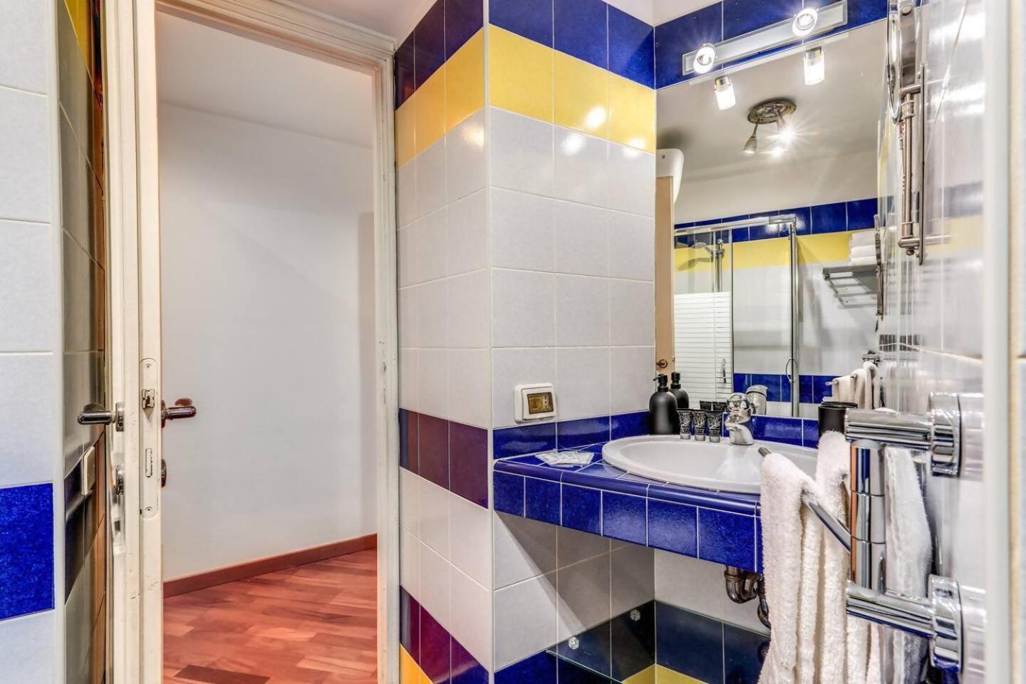 Splendid Flat On The Tiber River Rom Exteriör bild
